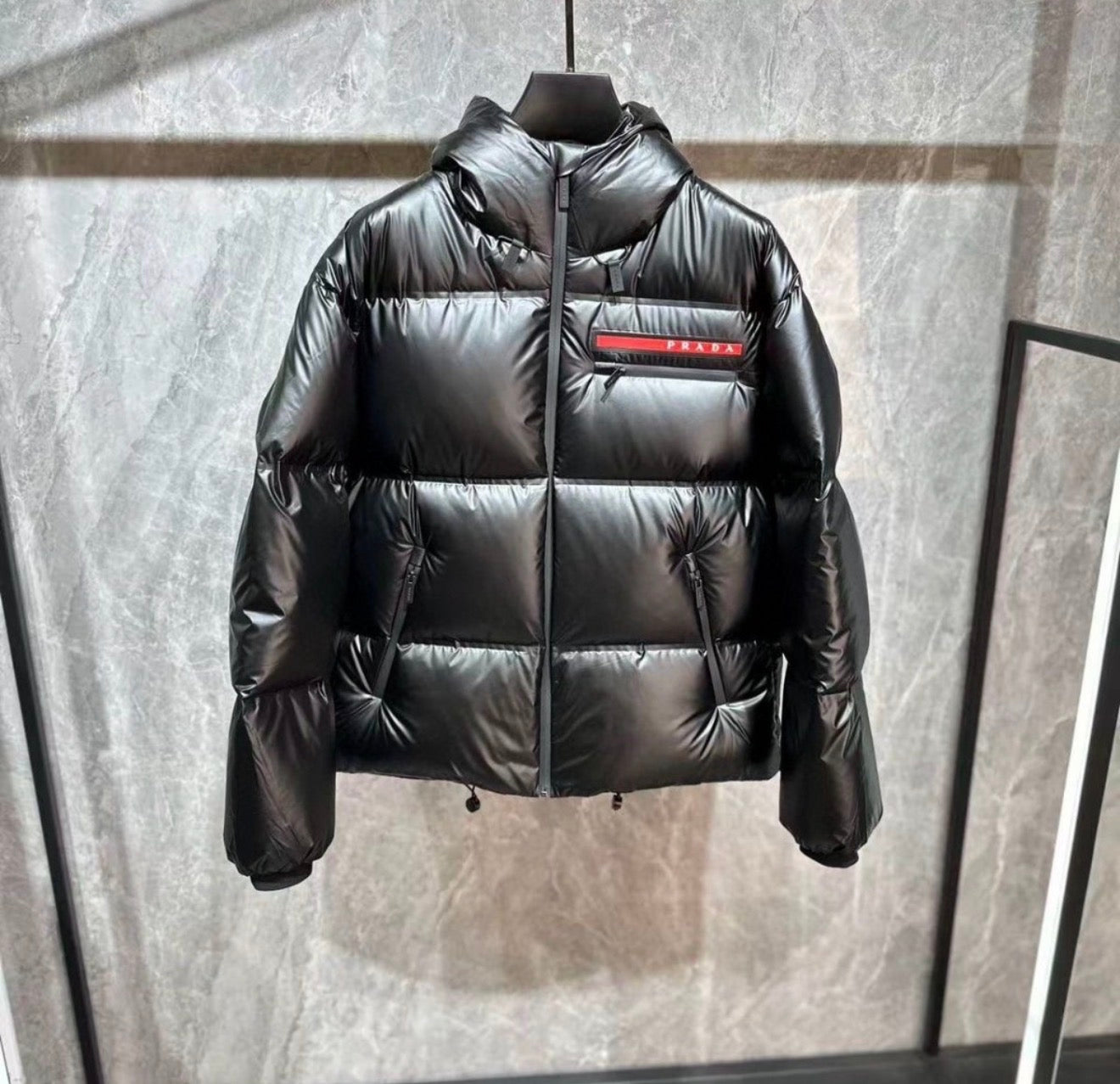 DOUDOUNE PRADA LOGO ROUGE